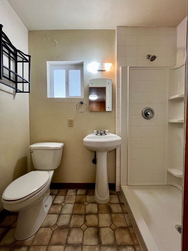 Building Photo - Move in special-$200 off first month's rent!