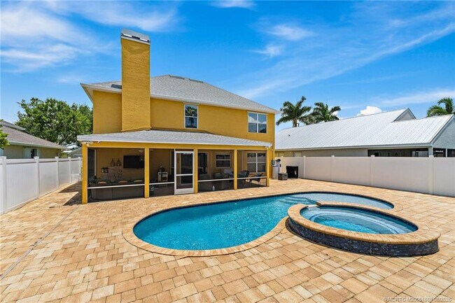 Building Photo - 728 NW Waterlily Pl