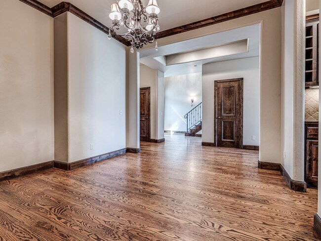 Building Photo - Luxury Townhome in Edmond + Near Rose Cree...