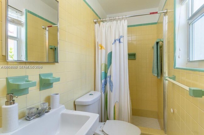 Building Photo - 1123 Bay Dr