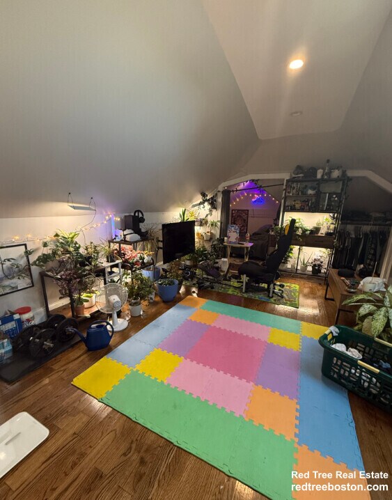 Building Photo - 71 Hillside St