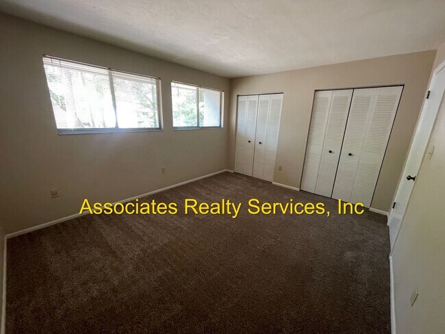 Building Photo - End Unit in Bellamy Forge!