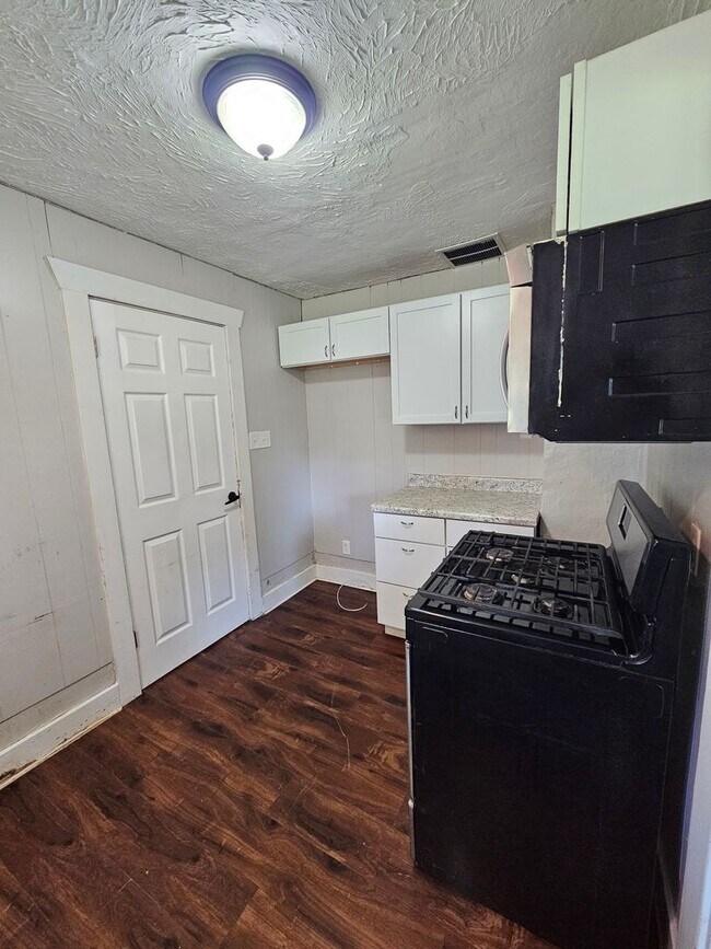 Building Photo - 2 bedroom | 1 Bathroom Home | Pets Welcome!