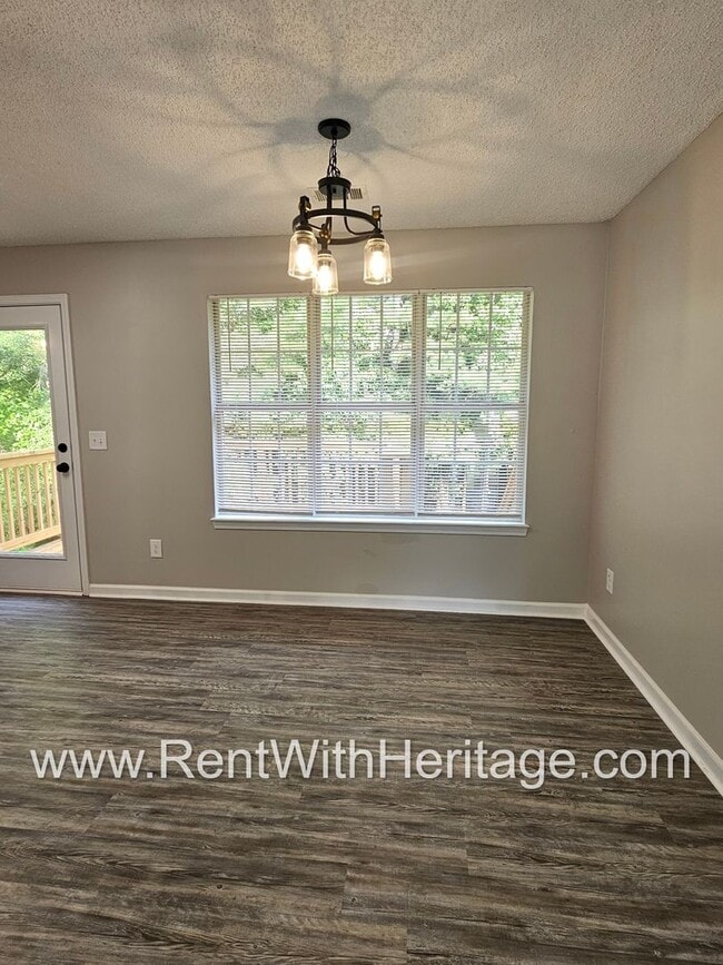 Building Photo - Gorgeous 5 bedroom/ 3 bath/ Upgrades Galor...