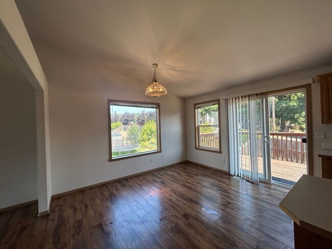 Building Photo - Beautiful 4 bd 3 bath w/ 2-car Garage Home...