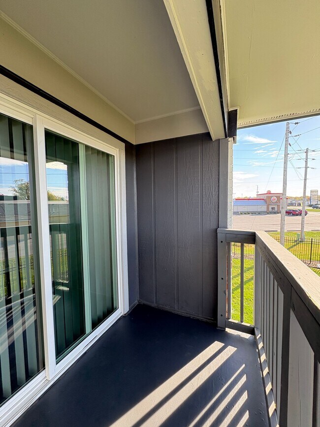 Building Photo - Remington On Rockville Living