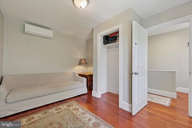 Building Photo - 466 Conarroe St