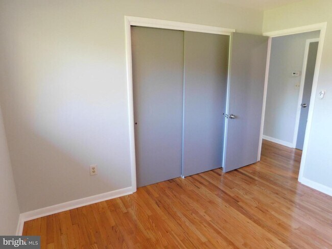 Building Photo - 1242 S Governors Ave