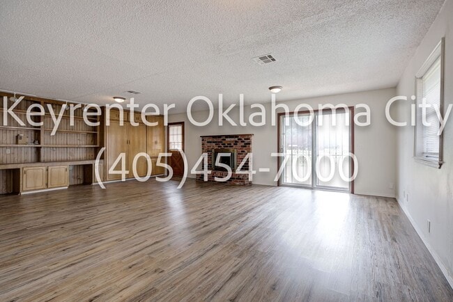 Building Photo - Massive 3BD/2BTH Home Minutes from the Highway.