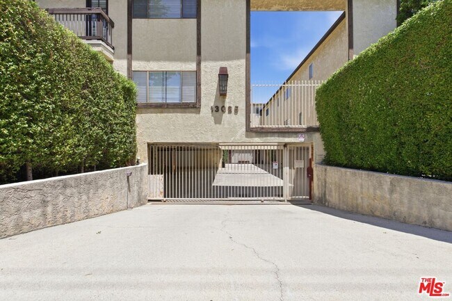 Building Photo - 13025 Moorpark St