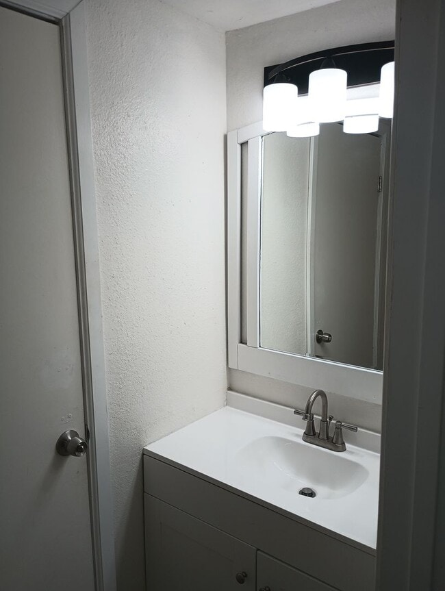 Building Photo - 2BR/1.5BA Condo in the heart of Oceanside
