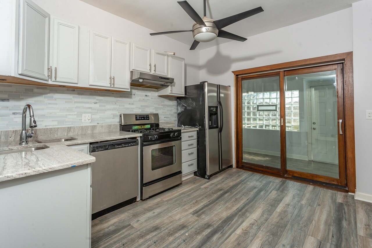 Building Photo - 1427 E 69th Pl