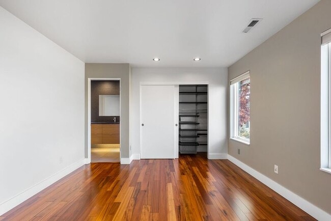 Building Photo - 302 NW Albemarle Terrace