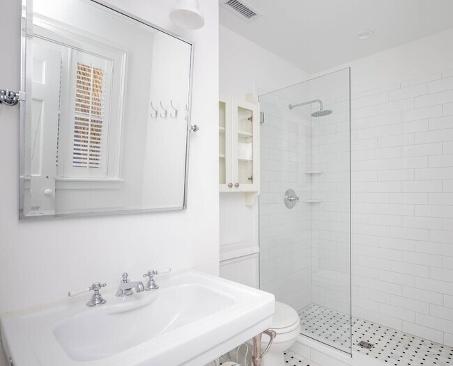 Building Photo - 19 Concord St