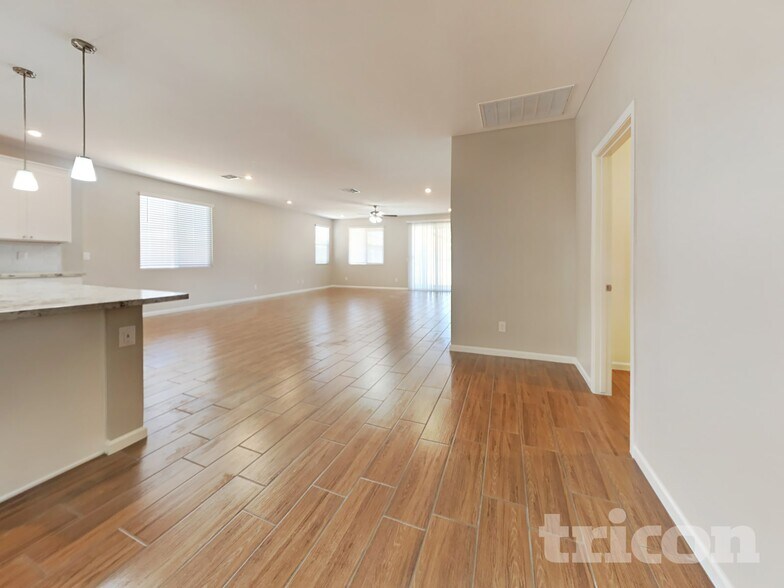 Building Photo - 17852 W Daley Ln