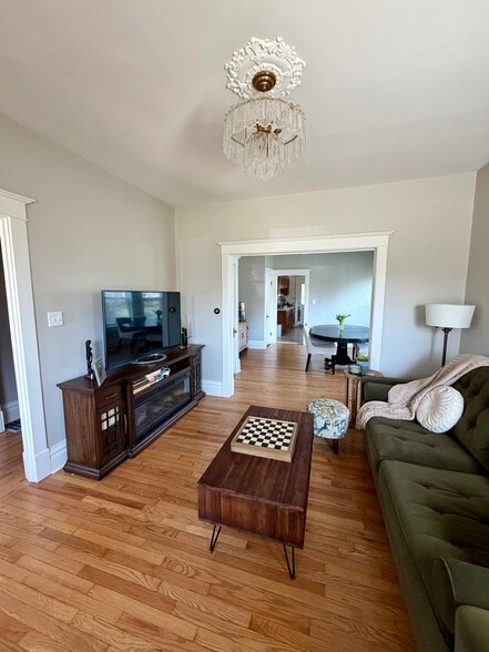 Building Photo - 34 Hereford St