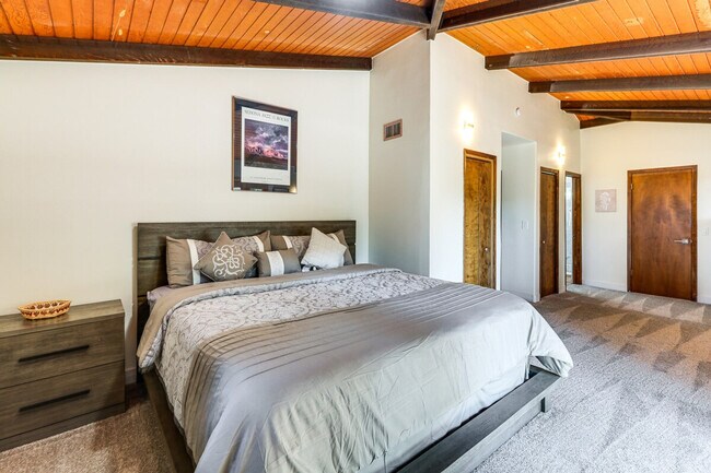 Building Photo - 10 Robbers Roost