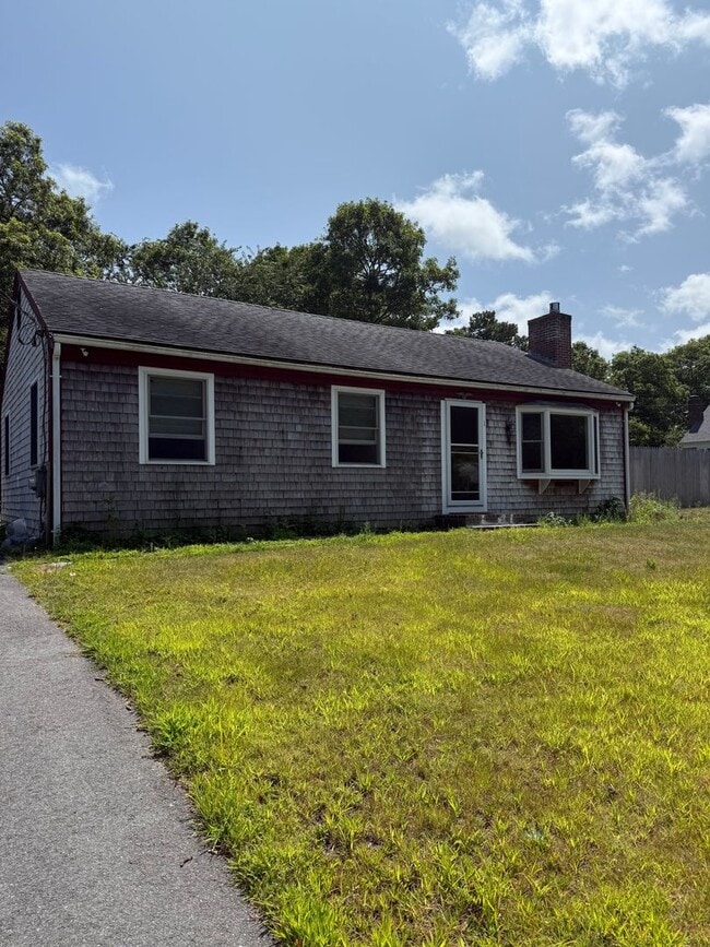 Building Photo - A 2 bedroom one bathroom ranch home in Har...