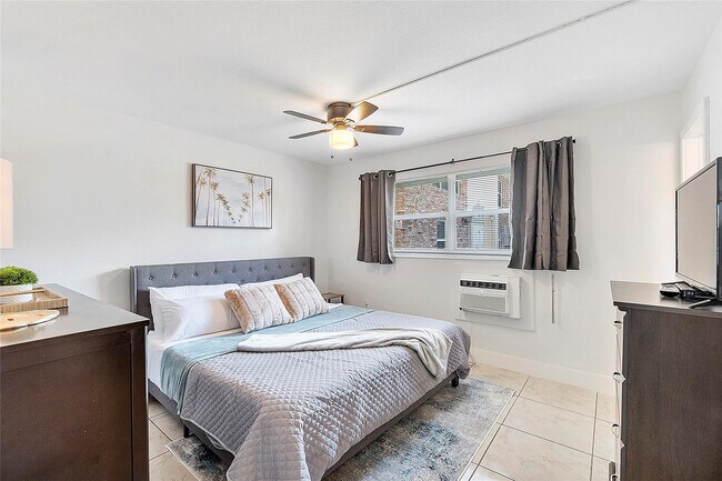 Building Photo - 3230 NE 13th St