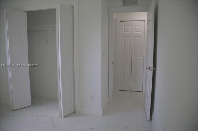 Building Photo - 1716 NE 6th Pl