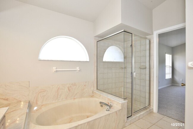 Building Photo - Stunning 3/2 Home with a Spacious 2 Car Ga...