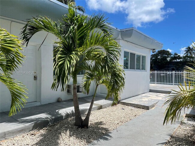 Building Photo - 8215 Crespi Blvd