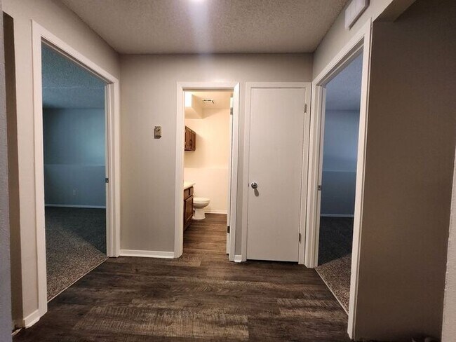 Building Photo - Cozy 2-Bedroom Lower-Level Unit | Great Lo...