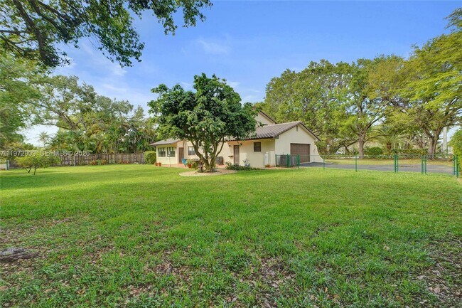 Building Photo - 9901 SW 79th Ave