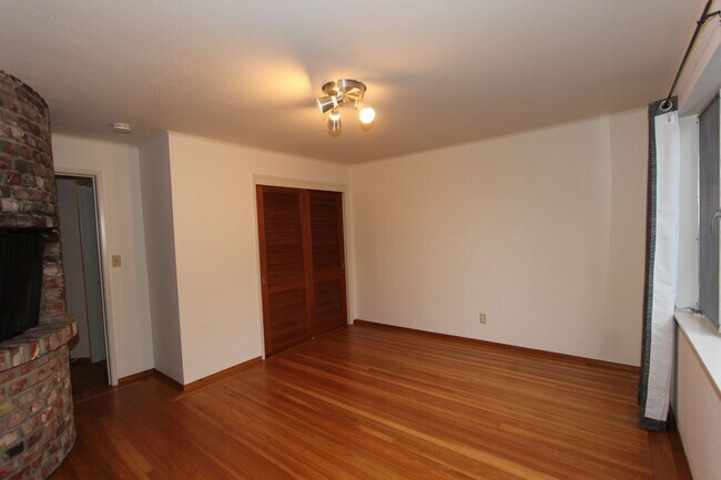 Building Photo - Contemporary North Berkeley 2 Bedroom Condominium