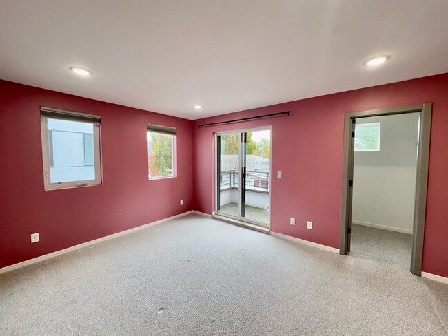 Building Photo - Luxury Townhouse in South Park