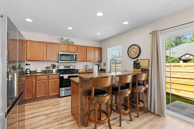Building Photo - Charming & centrally located- Avail October 1st thru May 31st.