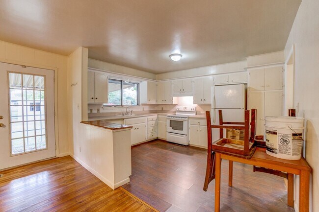 Building Photo - 3 BED 2 BATH! Schedule a tour today!