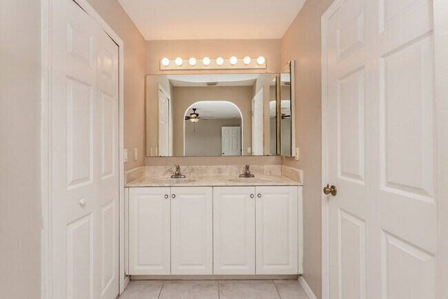 Building Photo - 2210 SE 15th St