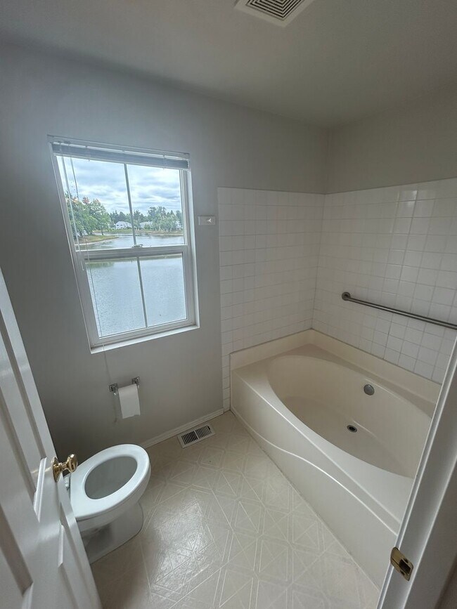 Building Photo - 3 Bed, 2.5 bath Kent house w/2-car garage ...