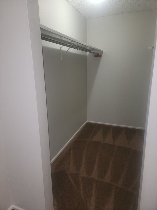 Building Photo - 2 Bedroom, North Tacoma, $1395 + $100 w/s/g = $1495.00, upper floor apartment