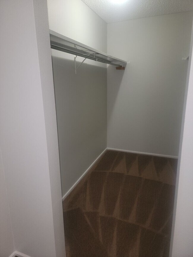 Building Photo - MOVE IN SPECIAL $500 OFF MOVE IN COSTS 2 Bedroom, North Tacoma, $1395 + $100 w/s/g = $1495.00, up...