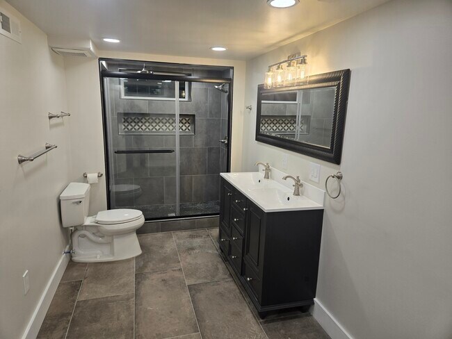 Primary Photo - 929 Due W Ave N