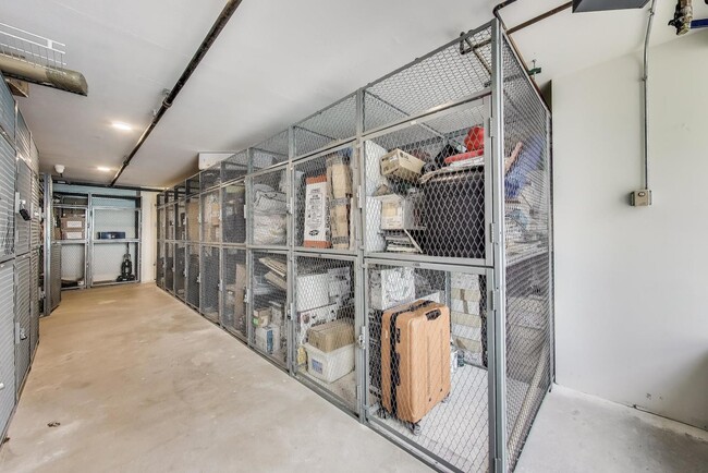 Building Photo - 512 N McClurg Ct