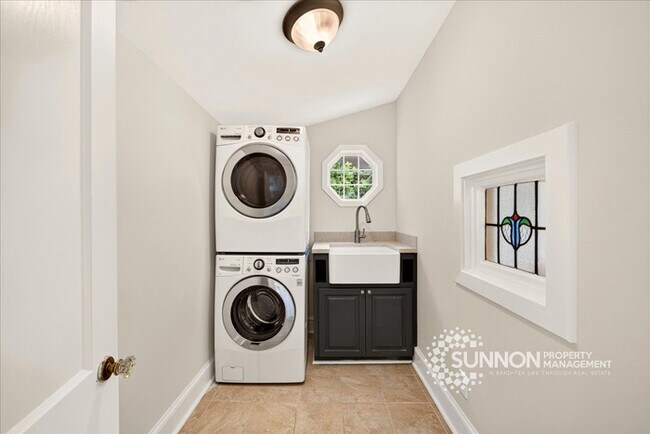 Building Photo - Adorable 3 Bedroom in Plaza Midwood Close to Everything