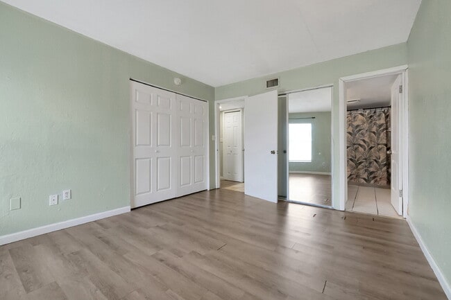 Building Photo - "Bright 2-Bed, 2-Bath Condo Retreat with Pool & Lake Views"