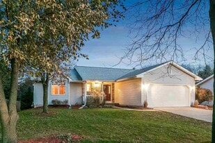 Building Photo - 1037 Fountain Dr