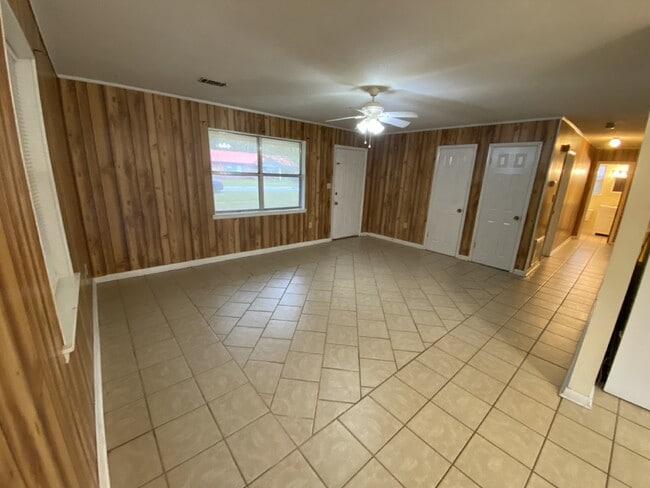 Building Photo - House for Rent