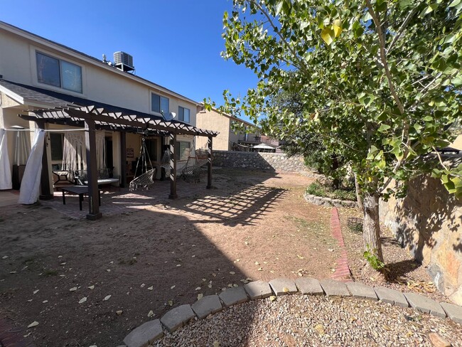 Building Photo - Charming 3-Bed, 2.5-Bath Home with Cozy Fi...