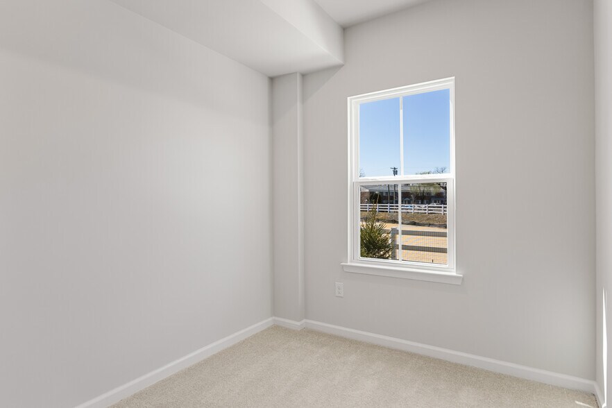 Building Photo - 10 Sidney Ln