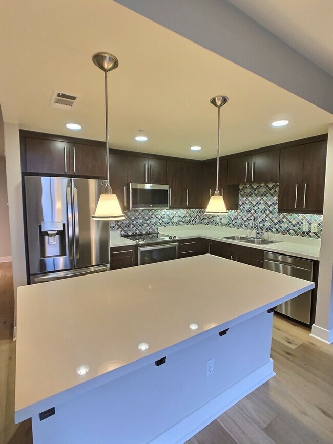 Building Photo - Beautifully Upgraded 2 Bedroom Condo with a Den in Downtown San Jose