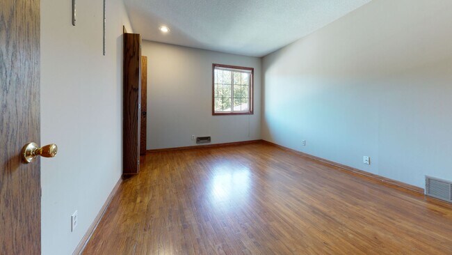 Building Photo - 1085 18th Ave SE