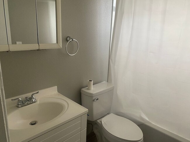 Building Photo - Available Soon! 2 bedroom 1.5 bath home in Lodi