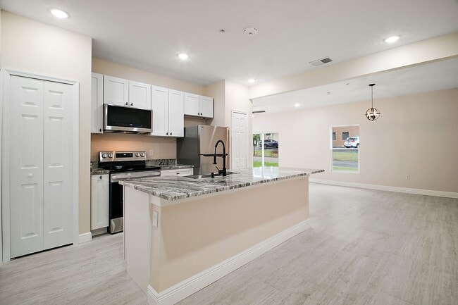 Building Photo - Luxury 2 Bed 2 Bath, Downtown Eustis Full ...