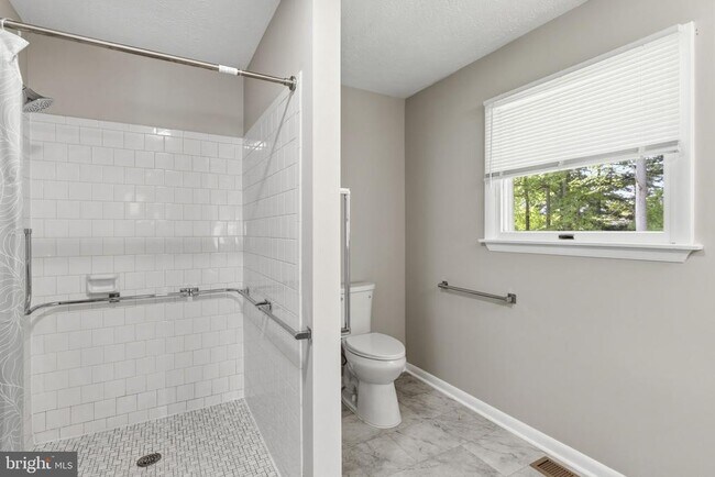 Building Photo - 638 Westwood Dr