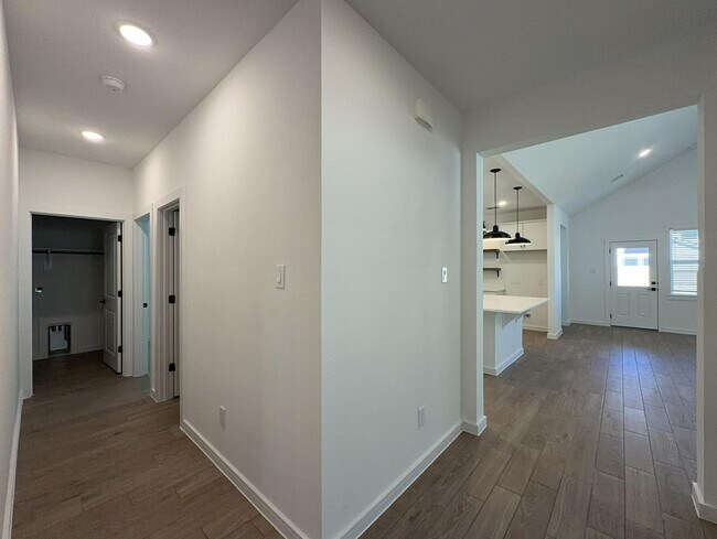 Building Photo - 4819 Legends Bay Dr